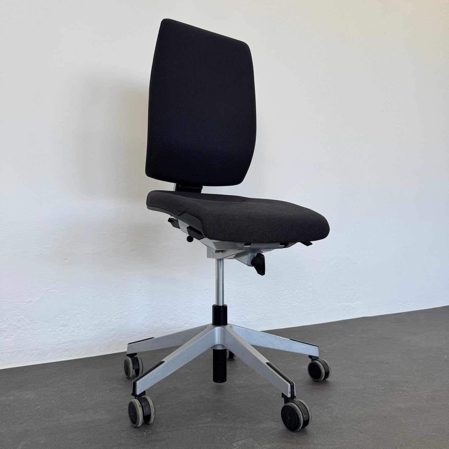 Giroflex G68 Bürodrehstuhl Detailfoto Sitzneigung