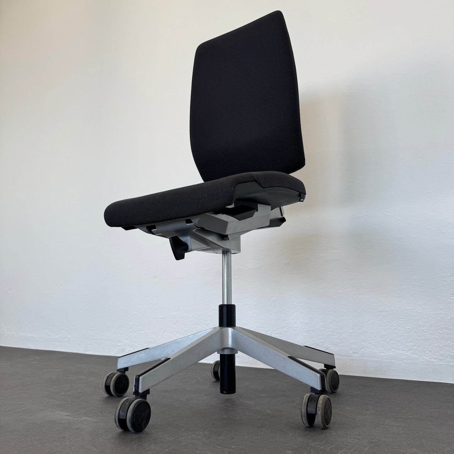 Giroflex G68 Bürodrehstuhl mit Synchronmechanik