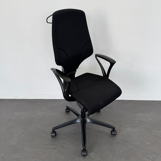 Giroflex G64 Bürodrehstuhl mit Armlehnen und Kleiderbügel