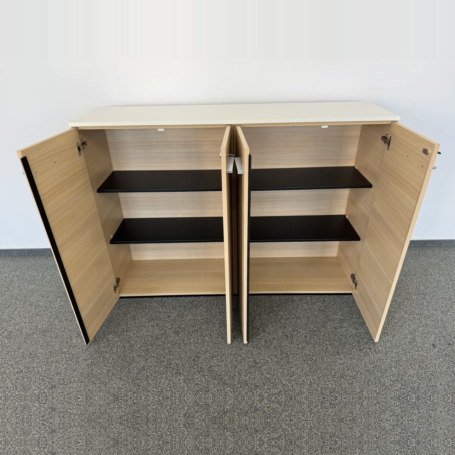 Echo Doppel-Flügeltür-Aktenschrank Fronansicht mit geöffneten Türen