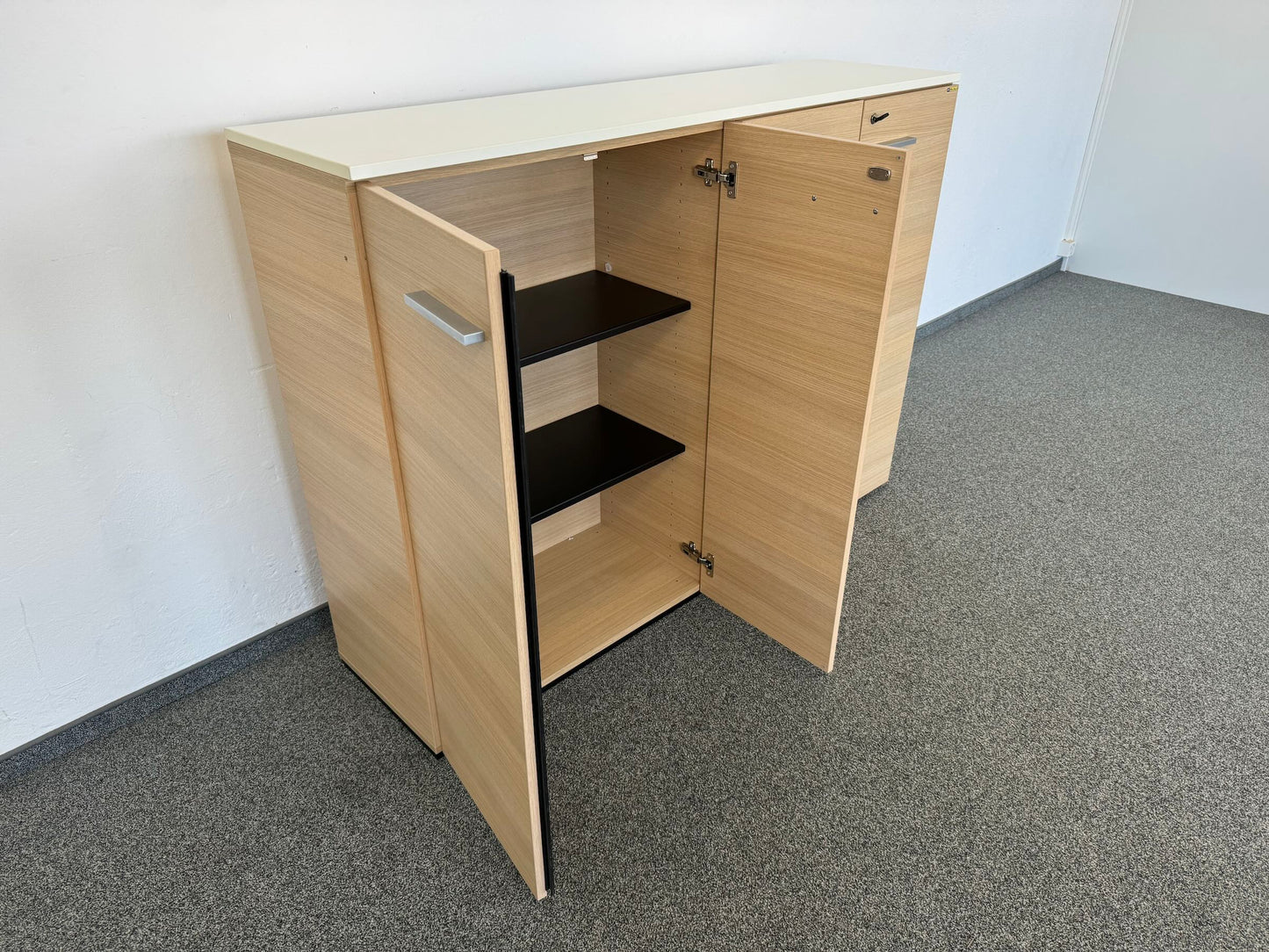 Echo Doppel-Flügeltür-Aktenschrank von der Seite mit einem Teil offen