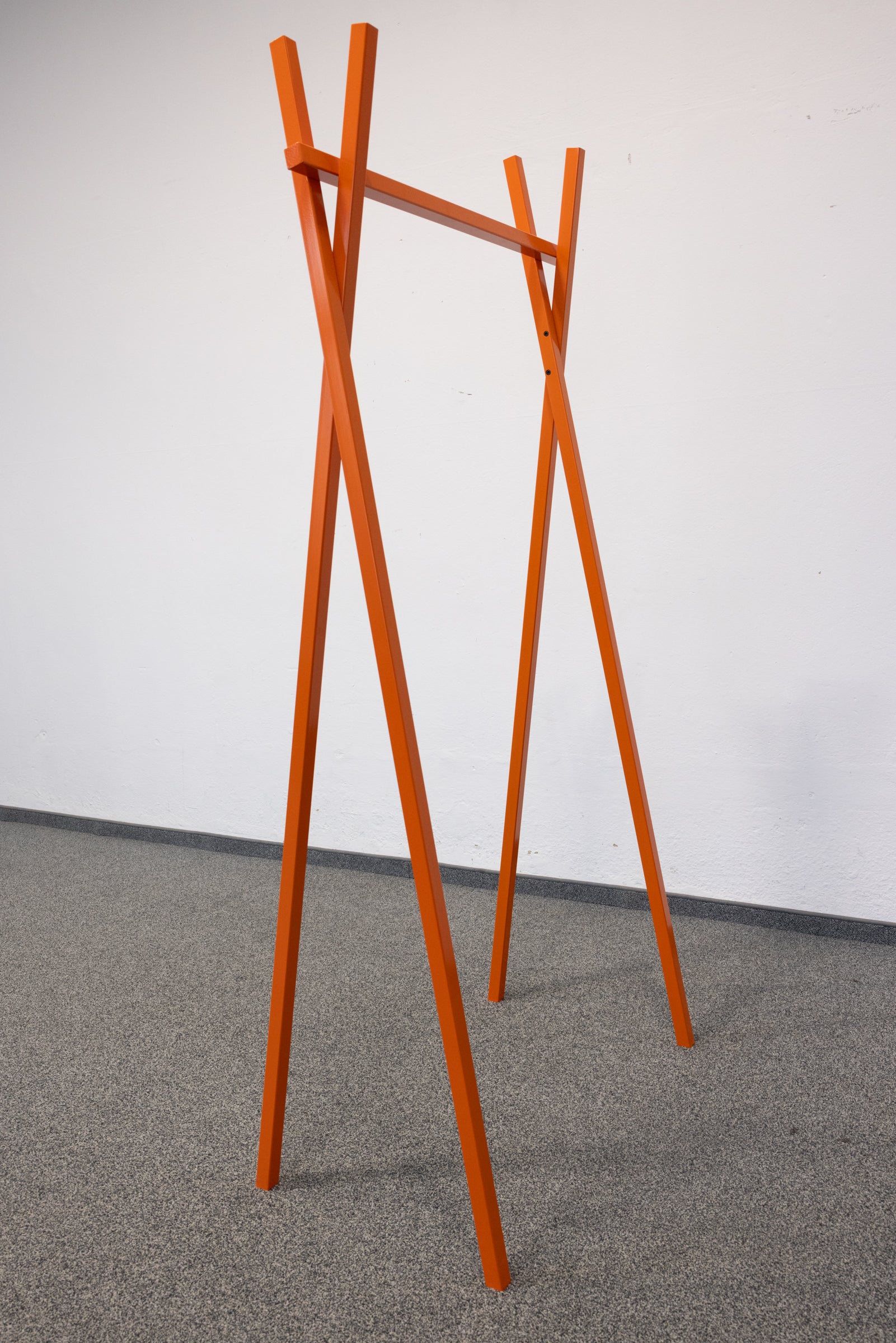 Top Design Elegante Garderobenständer Foto von hinten schräg