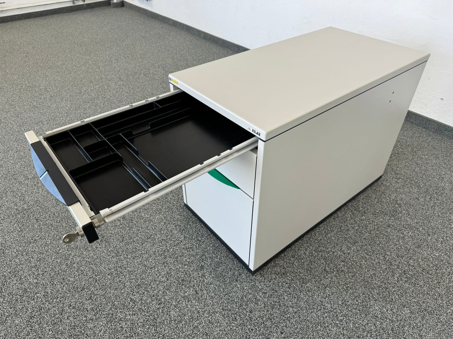 Elan Euroffice Unterstell-Korpus mit Materialschale offen