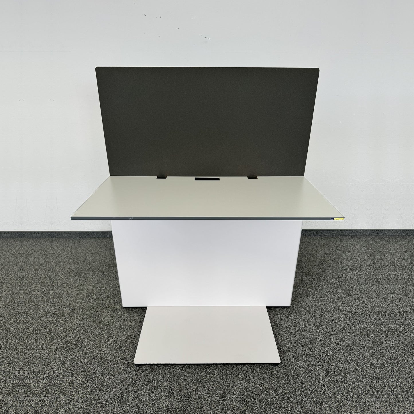 Lista Office Workstation Schreibtisch Spanplatte Weiss mit Kante Anthrazit