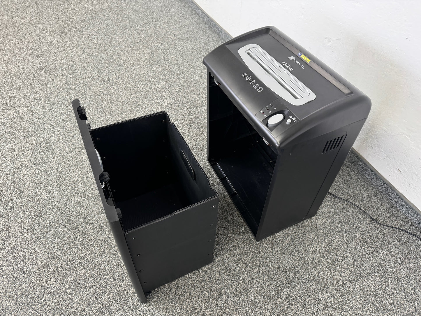 Rexel P180CD Aktenvernichter mit Papierfach ausgezogen
