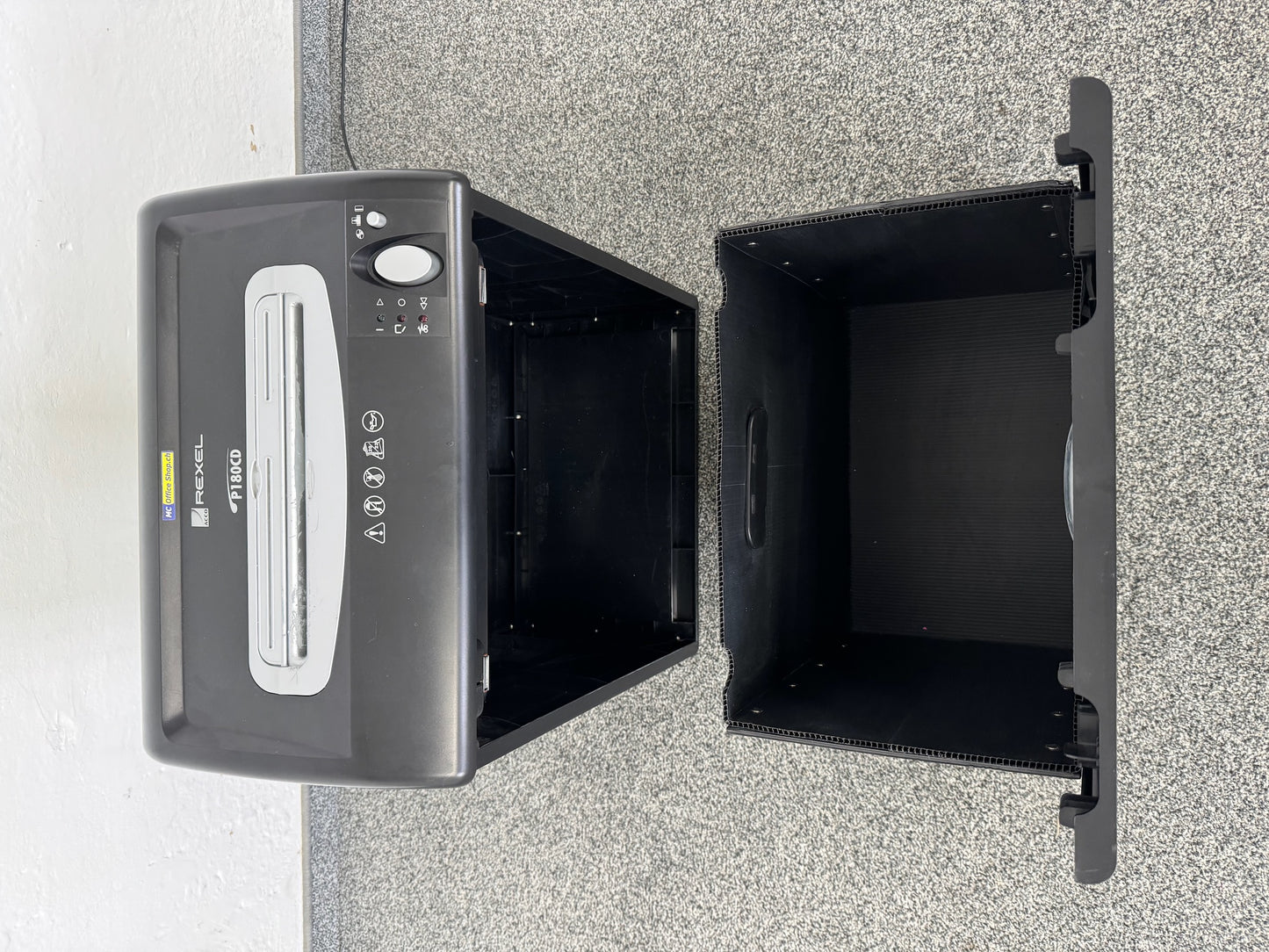 Rexel P180CD Aktenvernichter mit Papierfach ausgezogen von oben