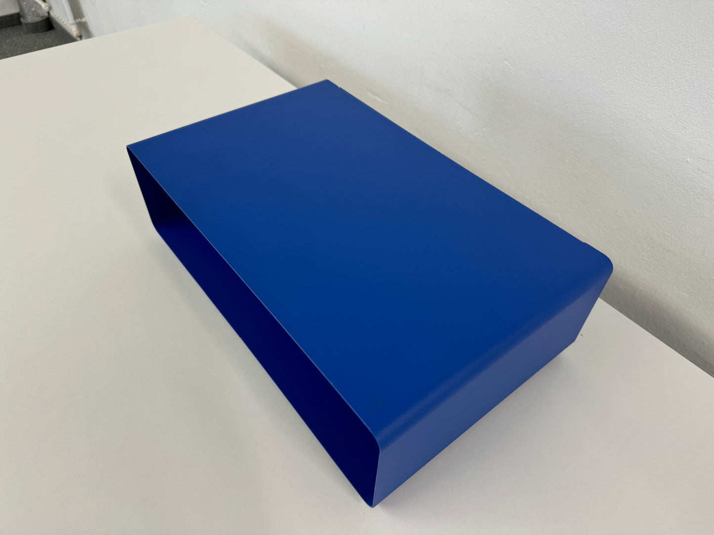 Lista Office Ablagefach aus Metall Blau mit Doppelsteckdose von oben