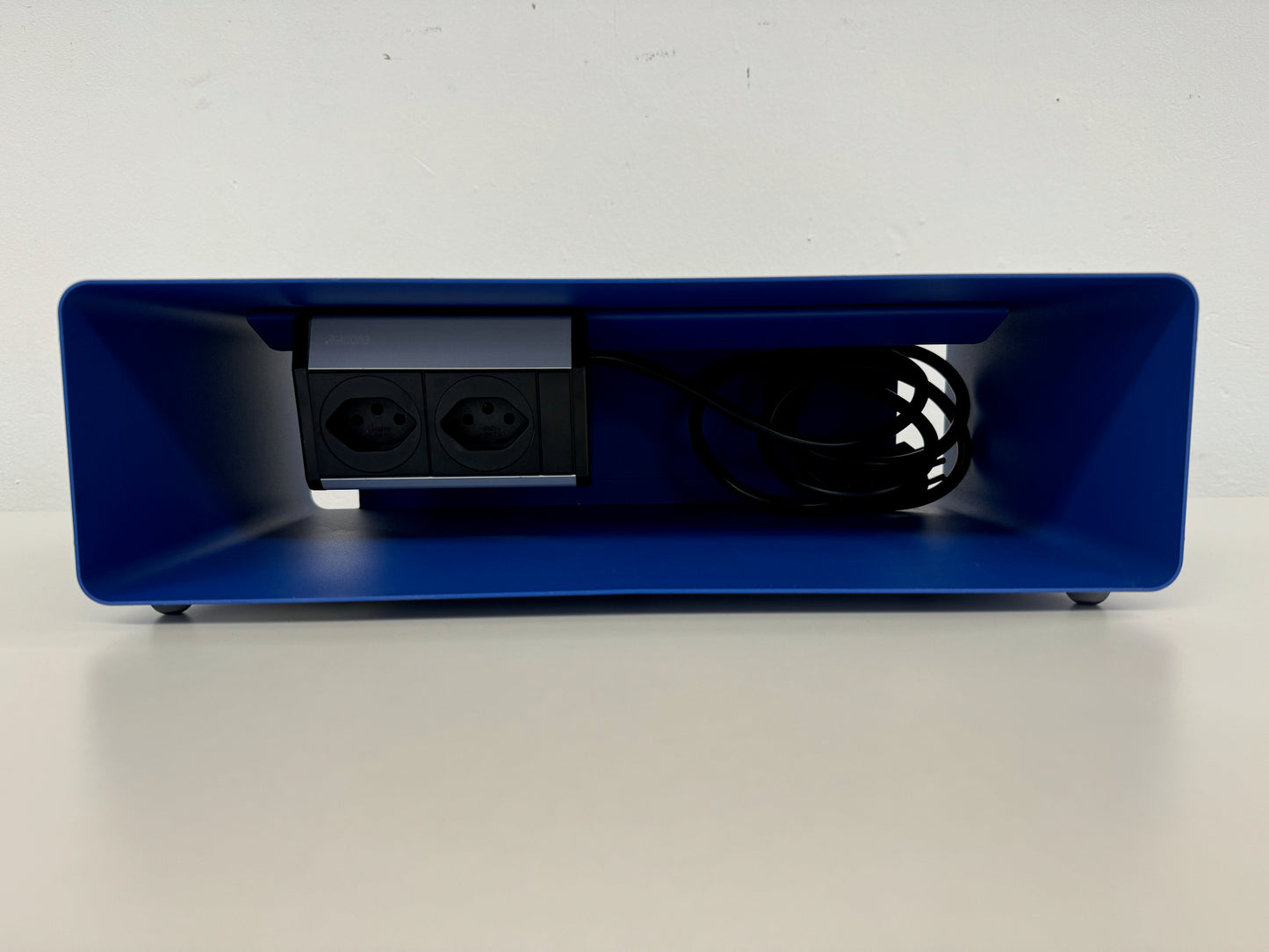 Lista Office Ablagefach aus Metall Blau mit Doppelsteckdose Frontansicht