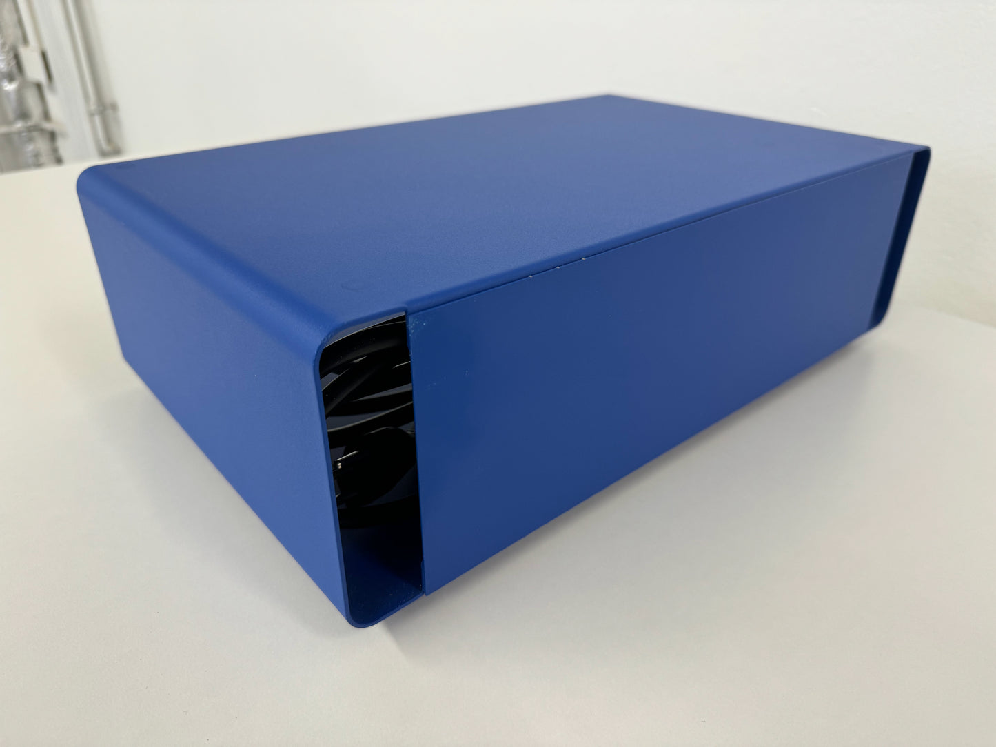 Lista Office Ablagefach aus Metall Blau mit Doppelsteckdose von hinten