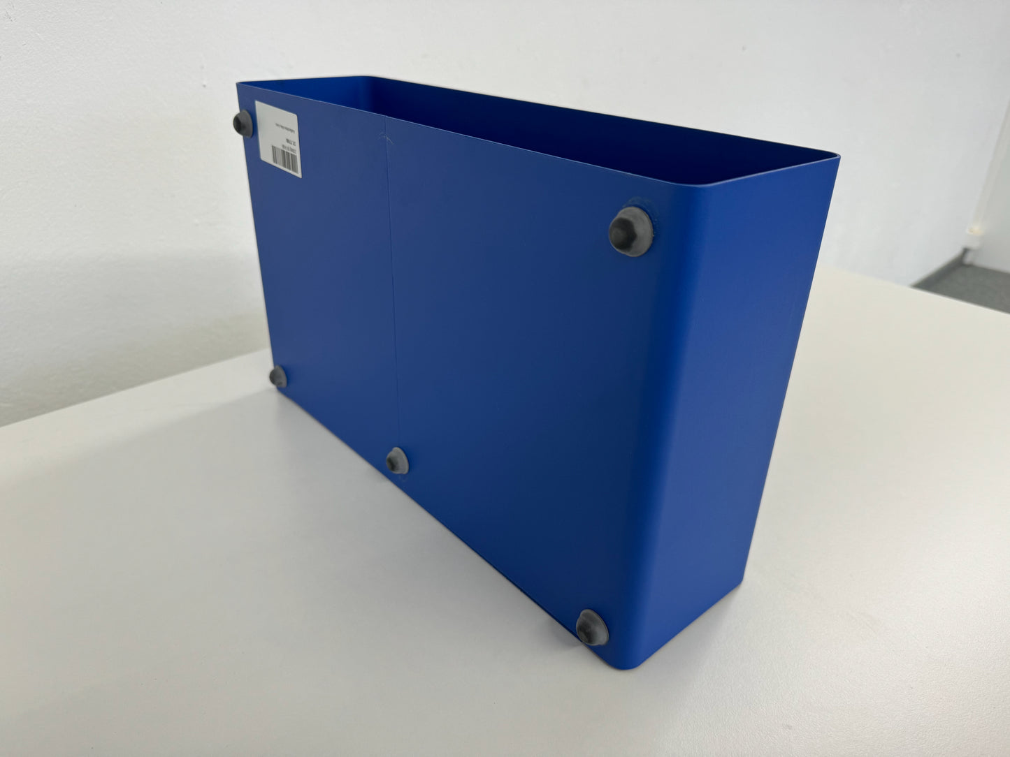 Lista Office Ablagefach aus Metall Blau mit Doppelsteckdose Ansicht von unten