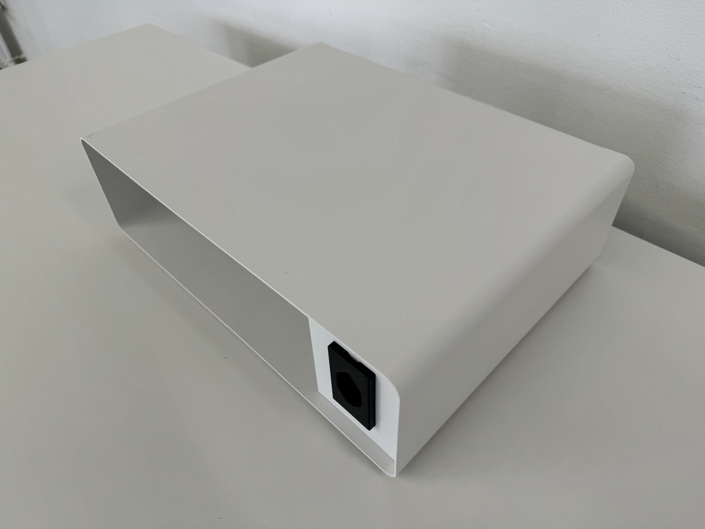 Lista Office Ablagefach aus Metall Weiss mit Steckdose für Ablage A4 von rechts
