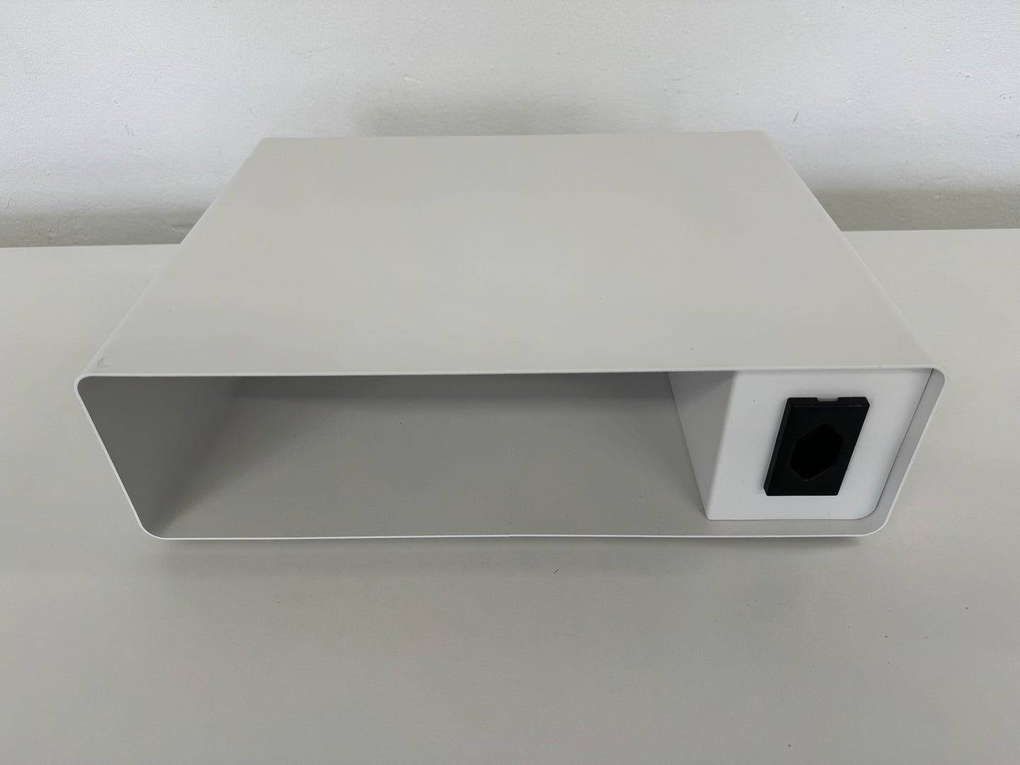 Lista Office Ablagefach aus Metall Weiss mit Steckdose für Ablage A4 von oben