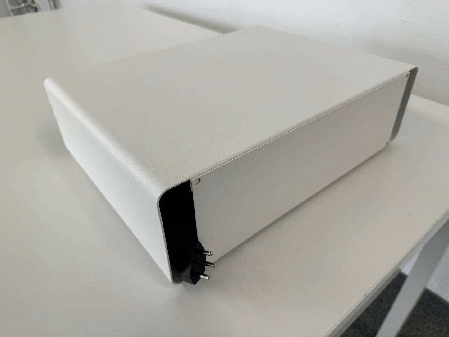 Lista Office Ablagefach aus Metall Weiss mit Steckdose für Ablage A4 Rückenansicht