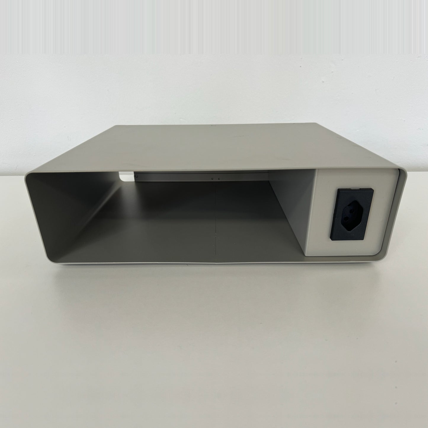 Lista Office Ablagefach aus Metall Grau mit Steckdose für Ablage A4