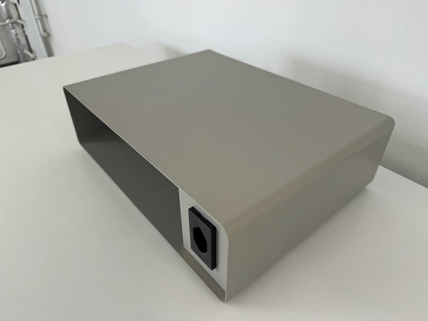 Lista Office Ablagefach aus Metall Grau mit Steckdose für Ablage A4 von rechts