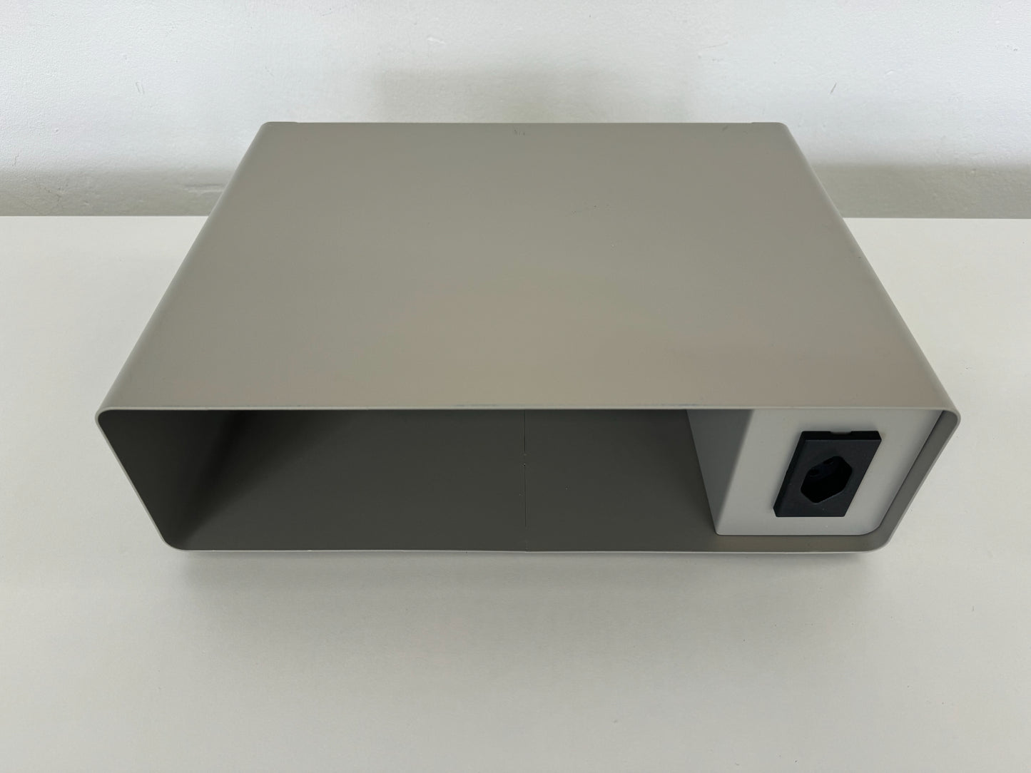Lista Office Ablagefach aus Metall Grau mit Steckdose für Ablage A4 von oben
