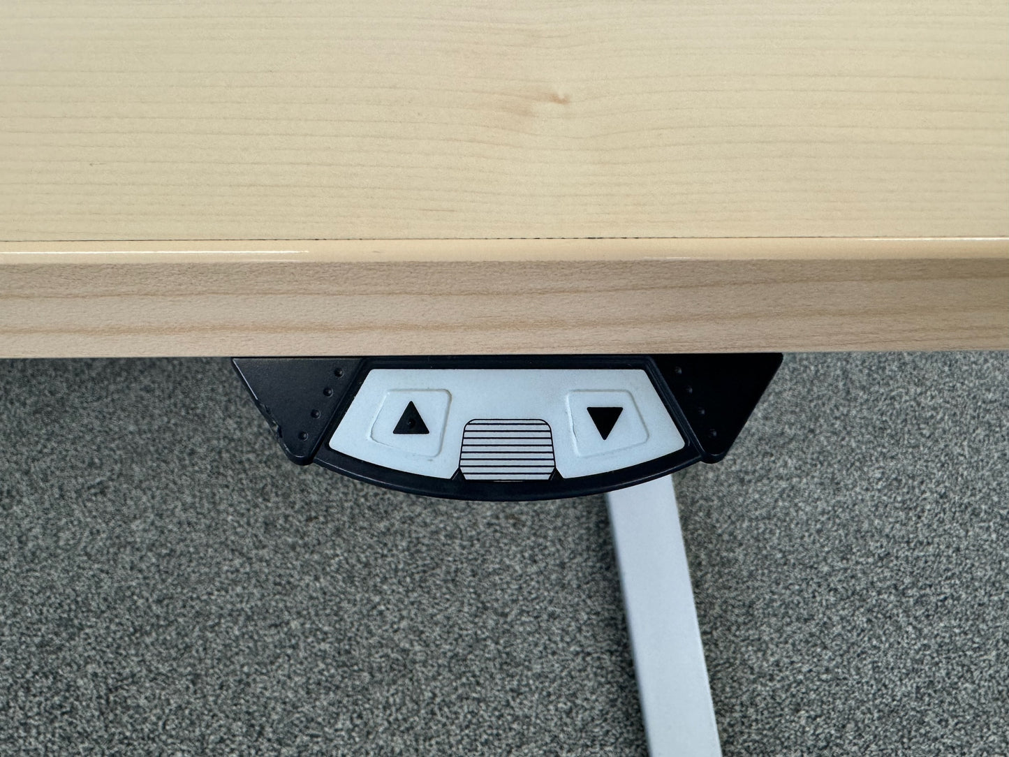 TALO.S Sitz-Steh-Schreibtisch Detailfoto Auf/Ab Steuerung