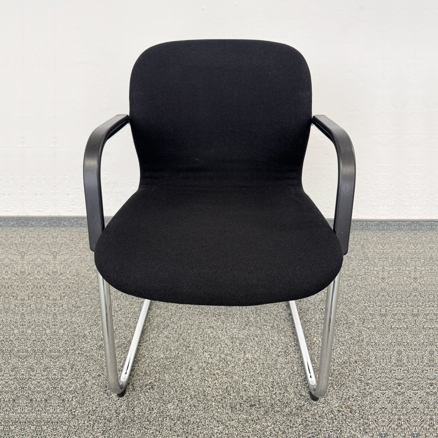 Wilkhahn 216 Freischwinger Stoff schwarz - Gestell Chrom von vorne