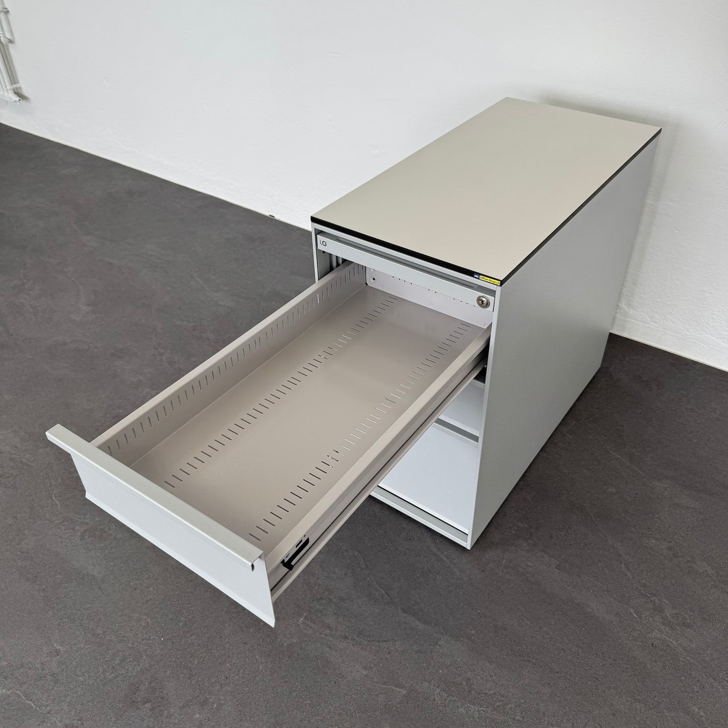 Lista Office Serie L Beistell-Korpus mit Vollkern Abdeckplatte