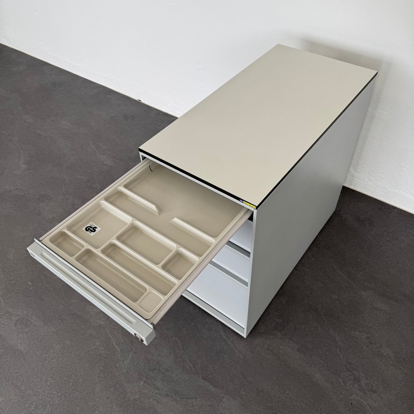 Lista Office Serie L Beistell-Korpus mit Materialschale offen