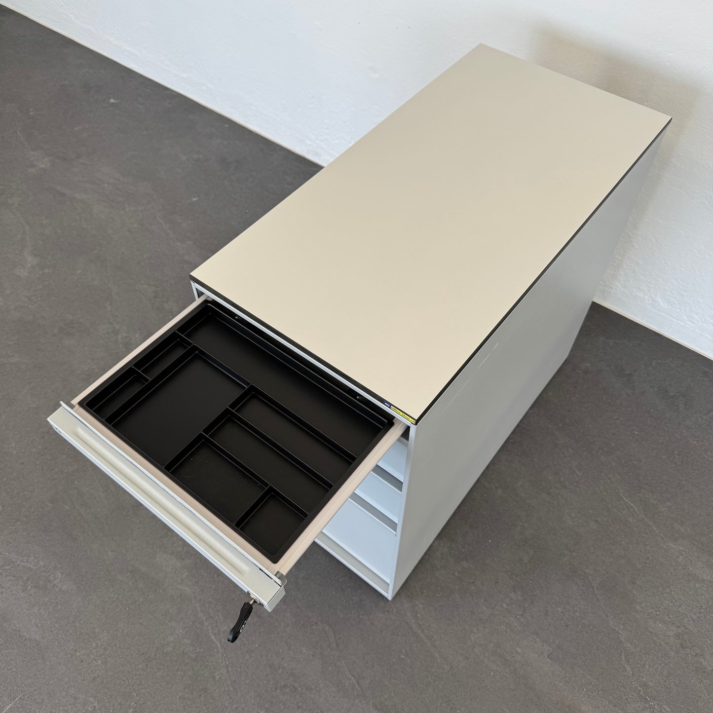 Lista Office Serie L Beistell-Korpus mit Materialschale offen