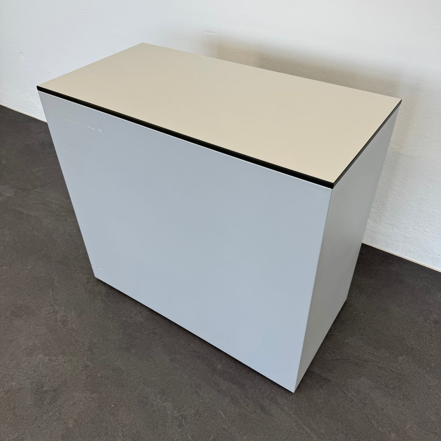 Lista Office Serie L Beistell-Korpus von der Seite