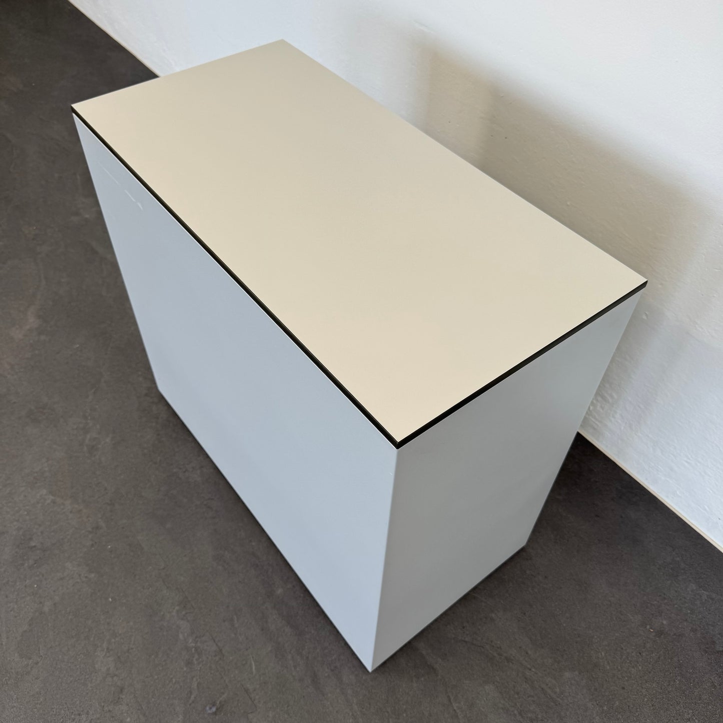 Lista Office Serie L Beistell-Korpus von hinten