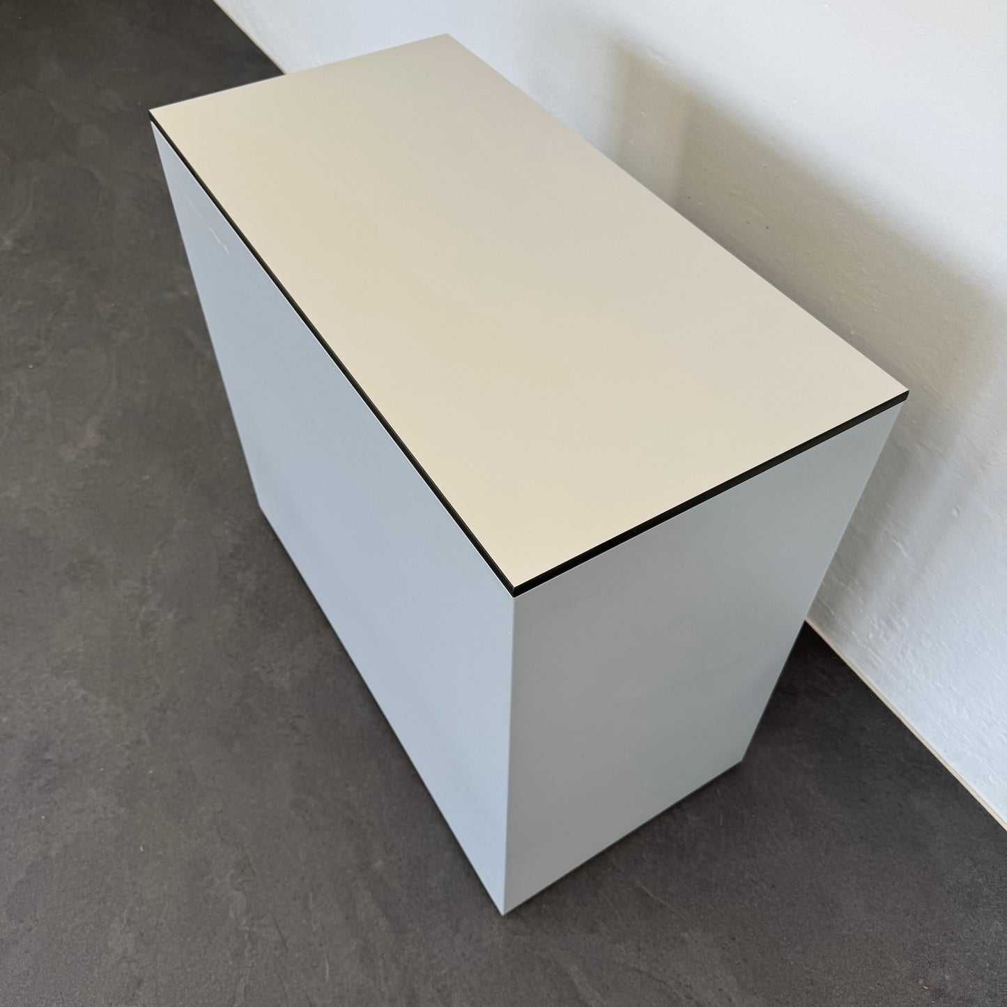 Lista Office Serie L Beistell-Korpus von hinten