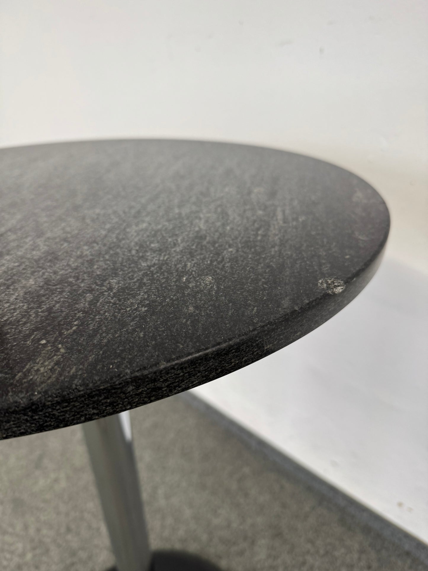 Top Design Classic Stehbartisch Detailbild Schaden an der Kante