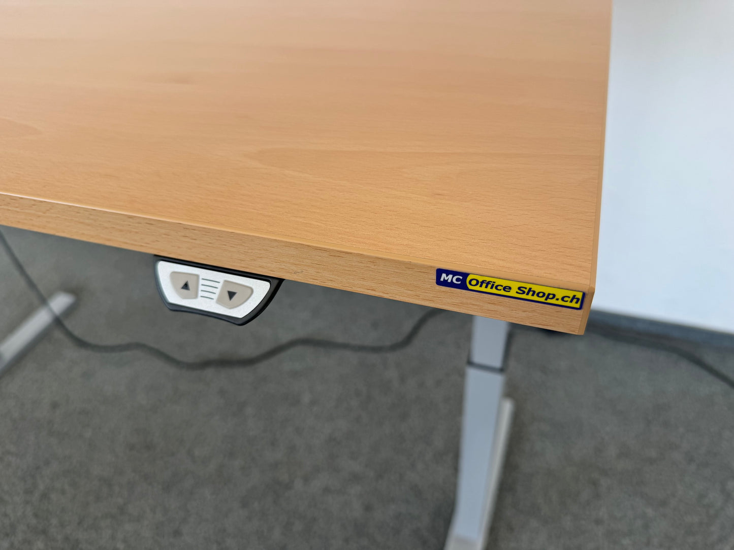 Interoffice Sitz-Steh-Schreibtisch Detailfoto Auf/Ab-Steuerung