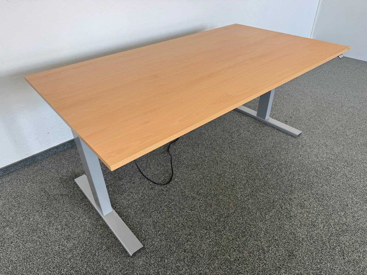 Interoffice Sitz-Steh-Schreibtisch von oben