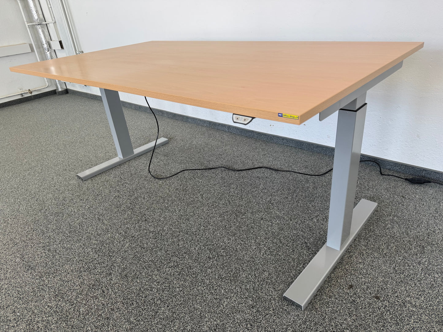 Interoffice Sitz-Steh-Schreibtisch von der Seite