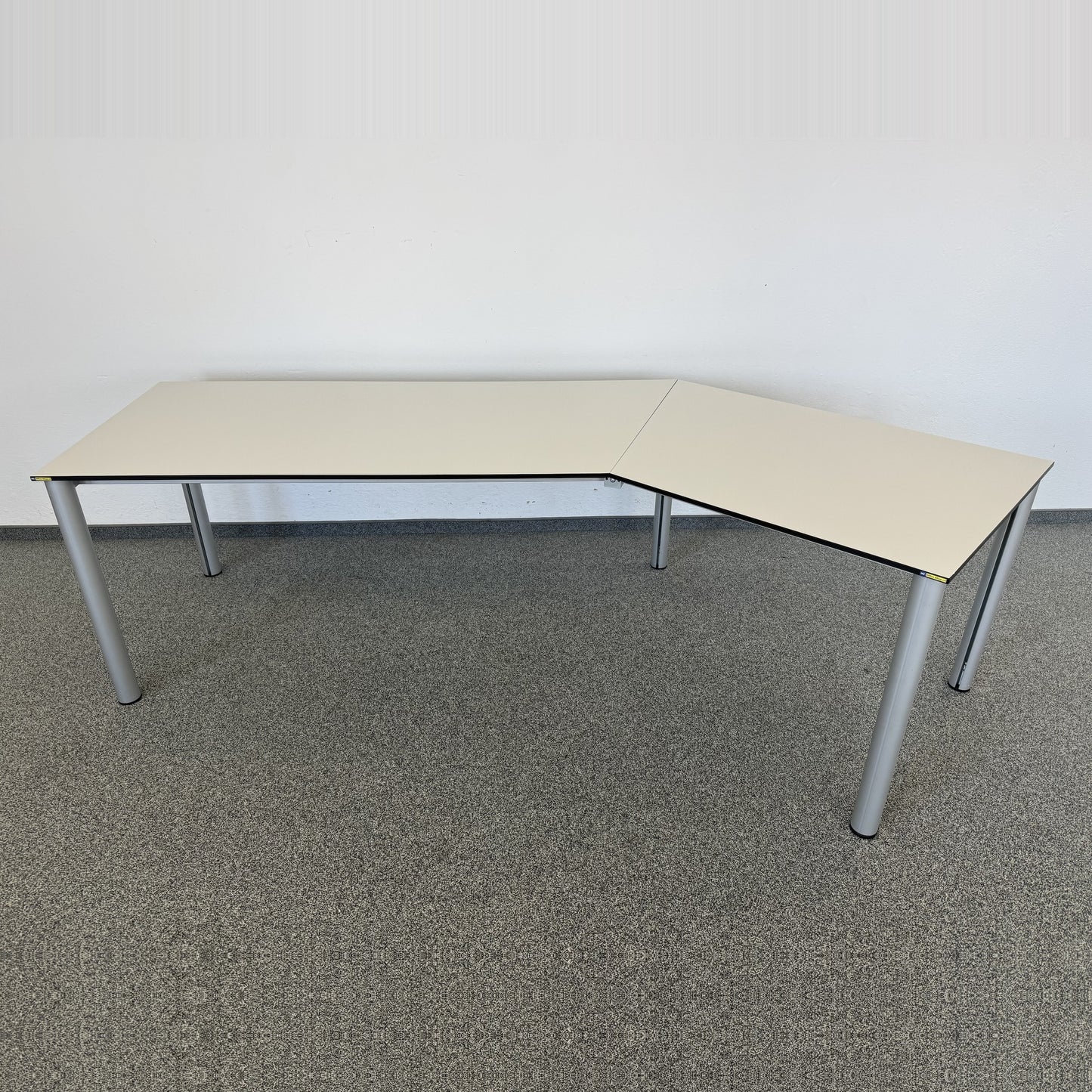 Haworth Fifty Schreibtisch mit Vollkernplatte Kieselgrau