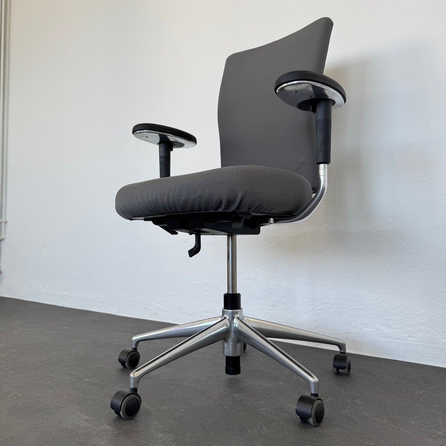 Vitra T-Chair Bürodrehstuhl Ansicht Mechanik von unten
