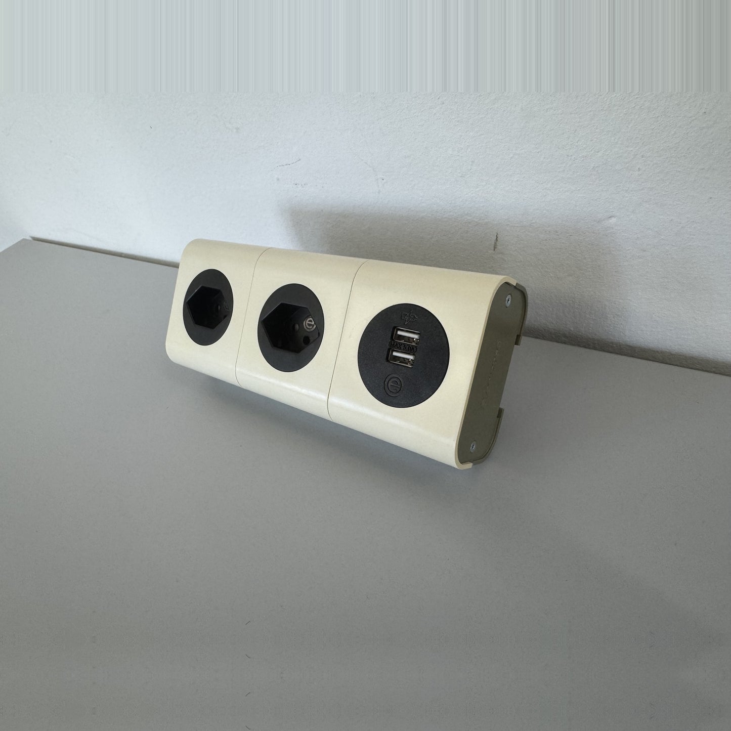 Steelcase Mehrfachstecker mit USB