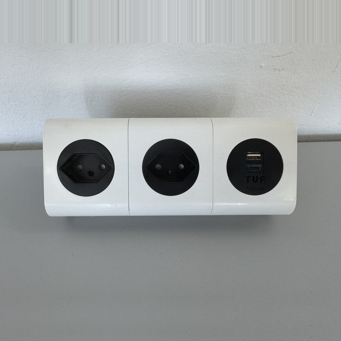 Steelcase One Mehrfachstecker mit USB Cremeweiss