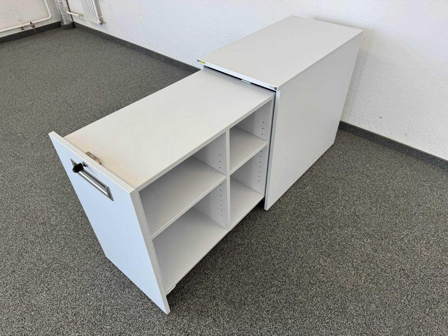 Sitag Apothekerschrank Spanplatte weiss offen von rechts oben