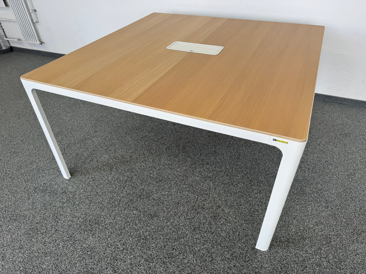 IKEA Sitzungstisch Bekant Ansicht seitlich