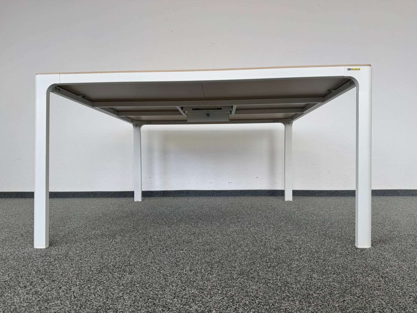 IKEA Sitzungstisch Bekant Ansicht von unten