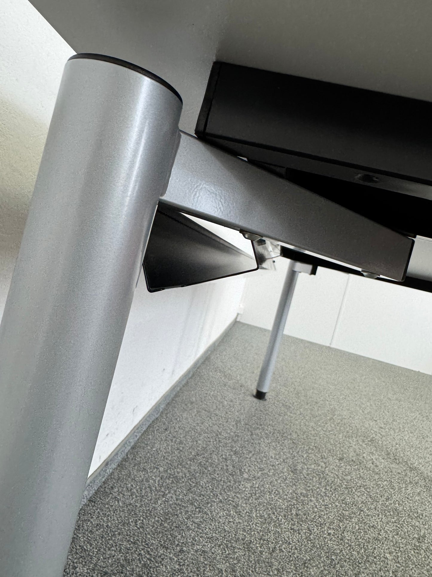 Werndl Vitesse Schreibtisch Freiform Detailfoto Gestell