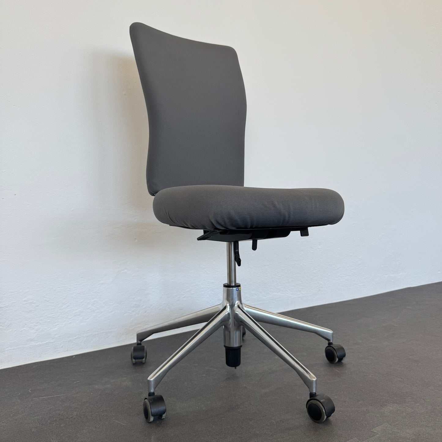 Vitra T-Chair Bürodrehstuhl Detailfoto Fusskreuz