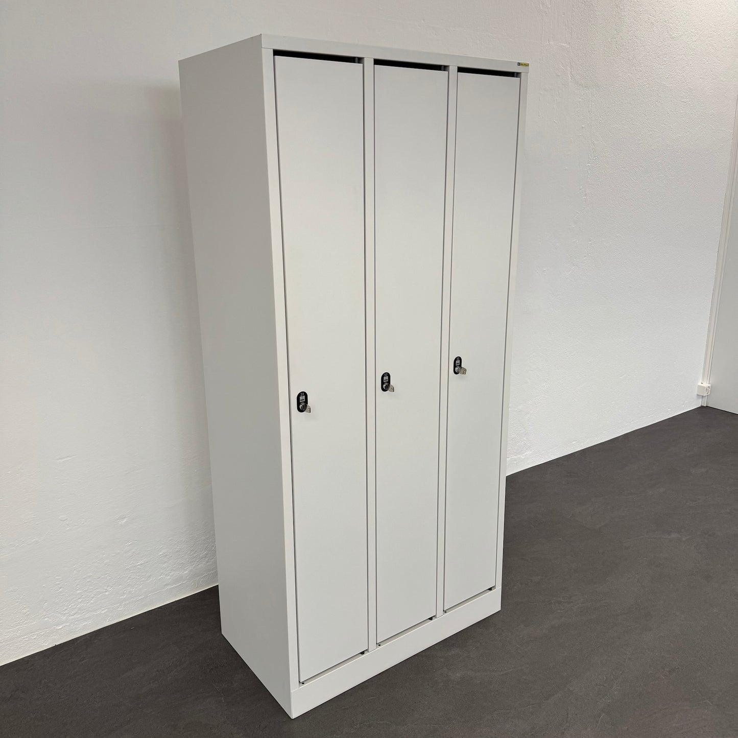 Stalgo G13 Garderobenschrank seitliche Ansicht