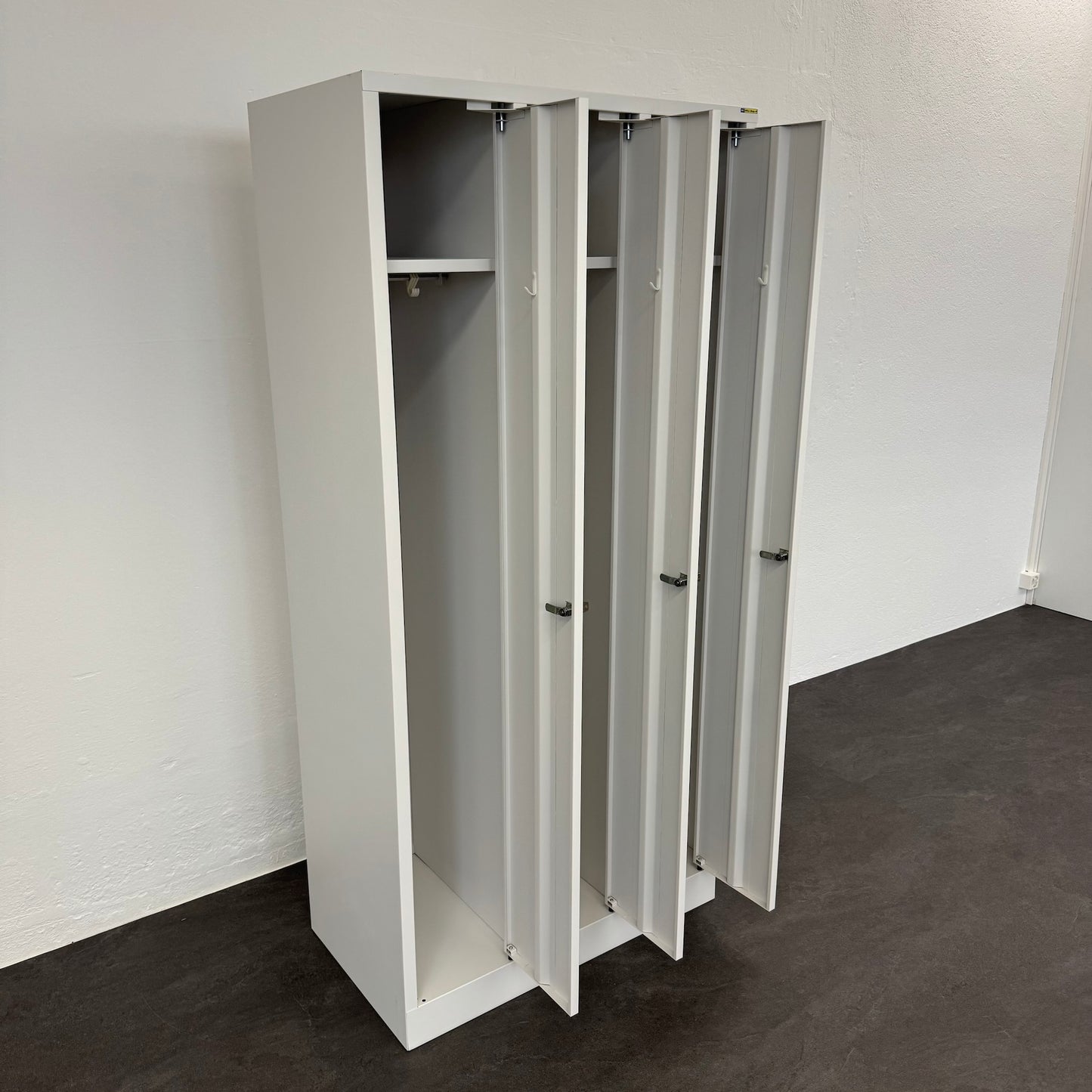 Stalgo G13 Garderobenschrank offen von links
