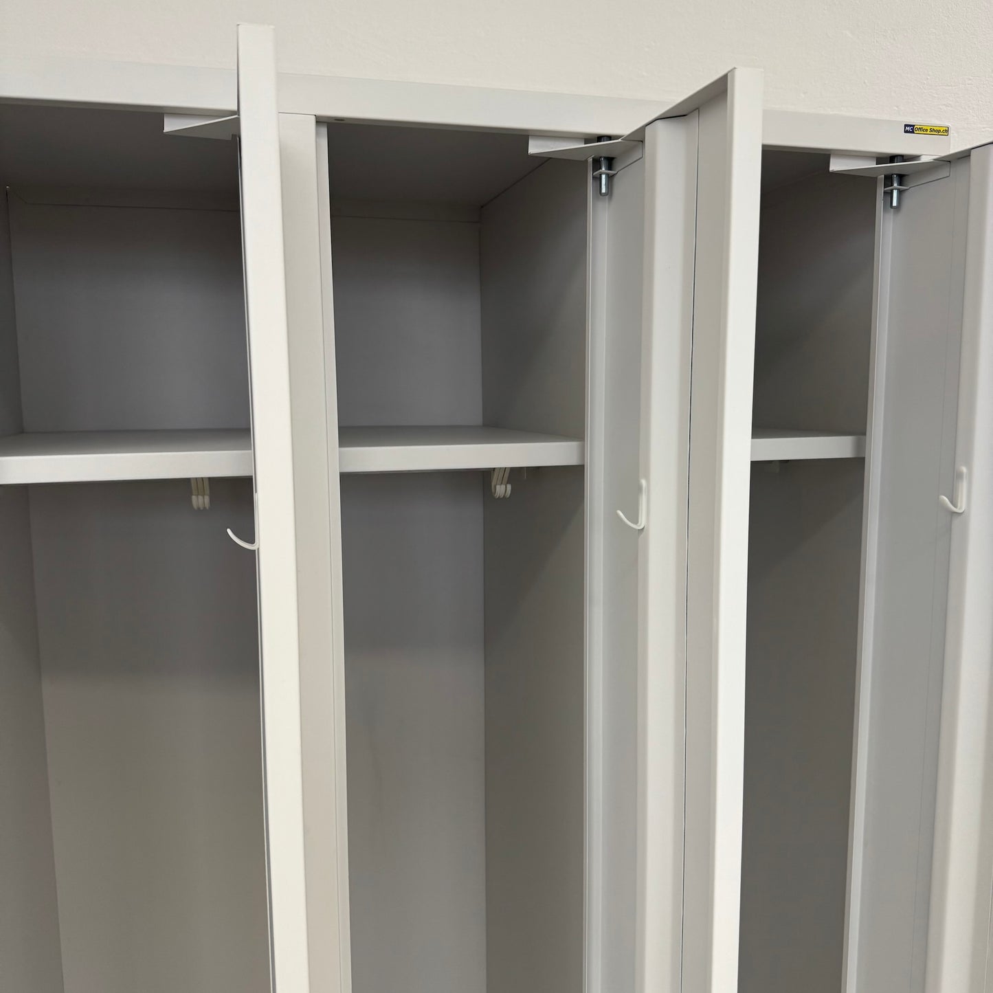 Stalgo G13 Garderobenschrank Detailfoto Kleiderhaken