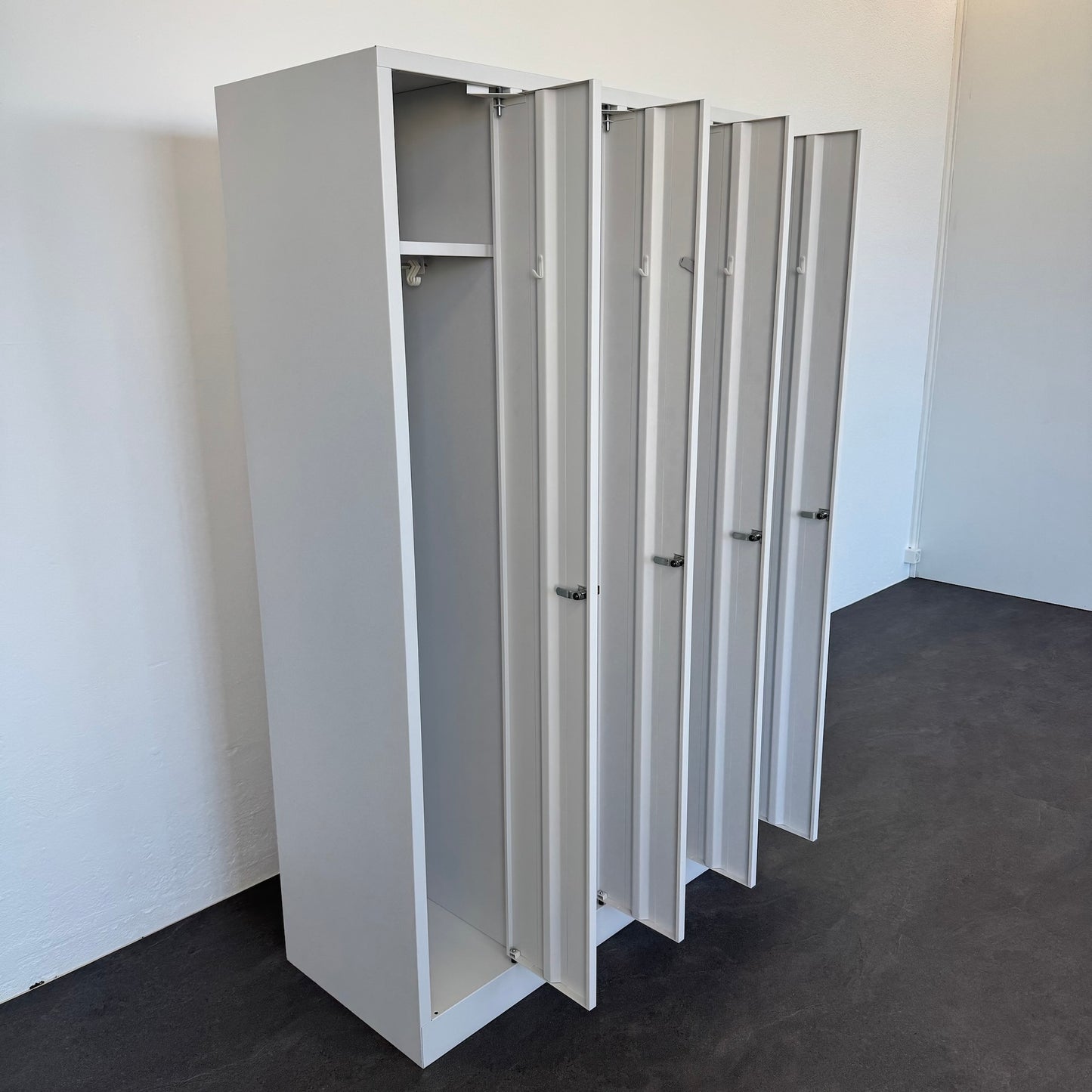 Stalgo G14 Garderobenschrank offen von links