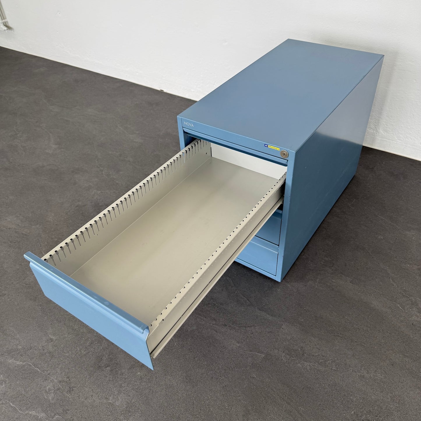 Novex Nova Unterstell-Korpus mit oberer Schublade offen
