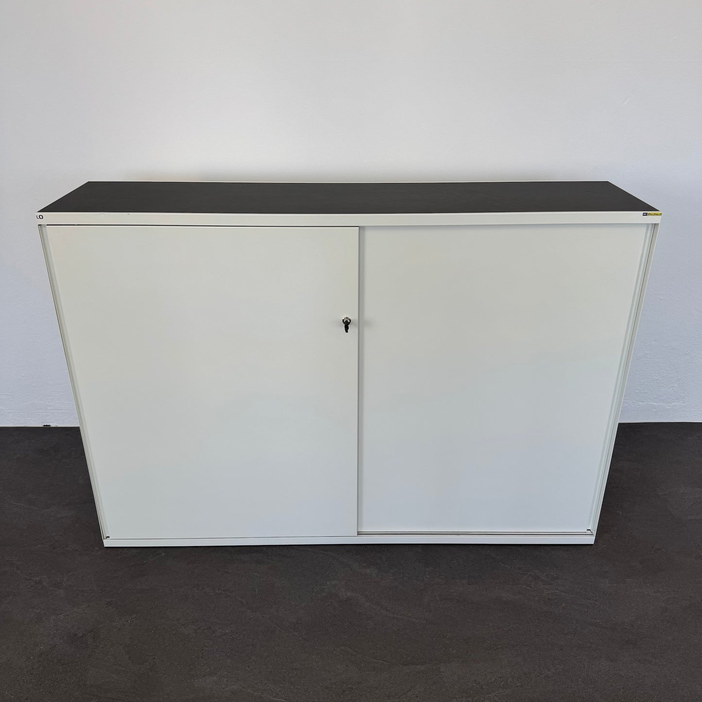 Lista Office One Schiebetür-Aktenschrank aus Metall in Weiss