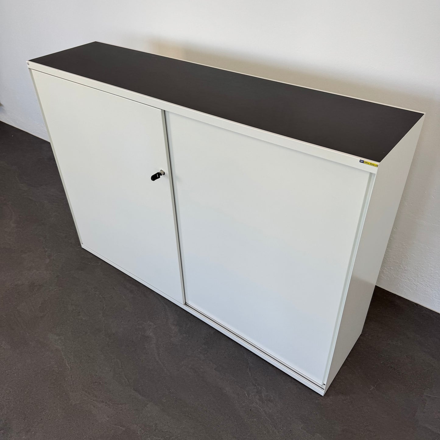Lista Office One Schiebetür-Aktenschrank mit Linoleum-Oberfläche