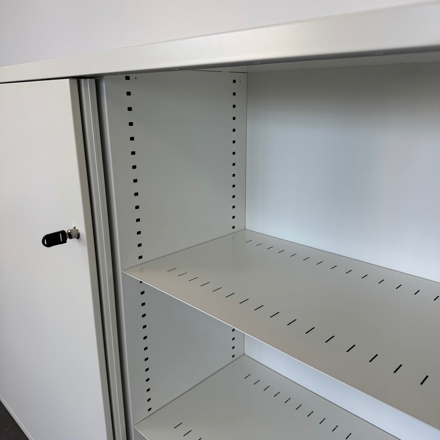 Lista Office One Schiebetür-Aktenschrank Detailfoto