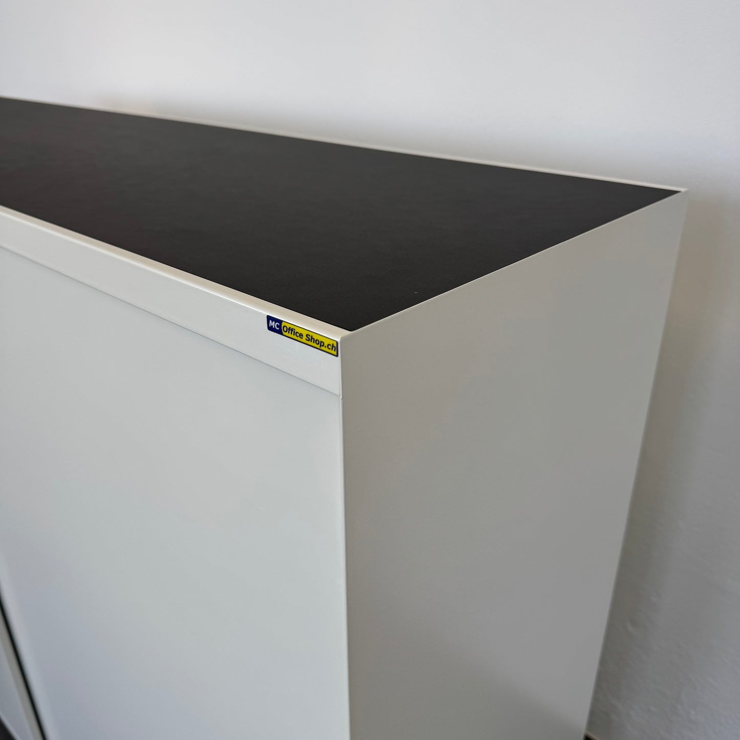 Lista Office One Schiebetür-Aktenschrank Detailfoto Ecke oben